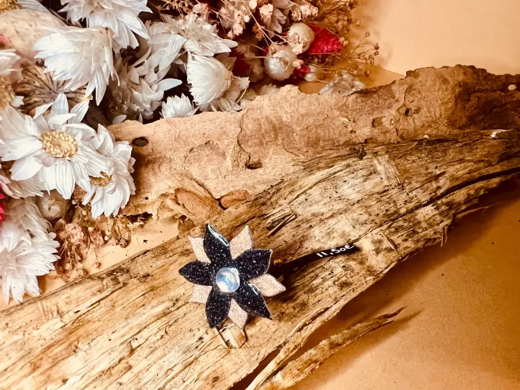 Bague "fleur pailletée"